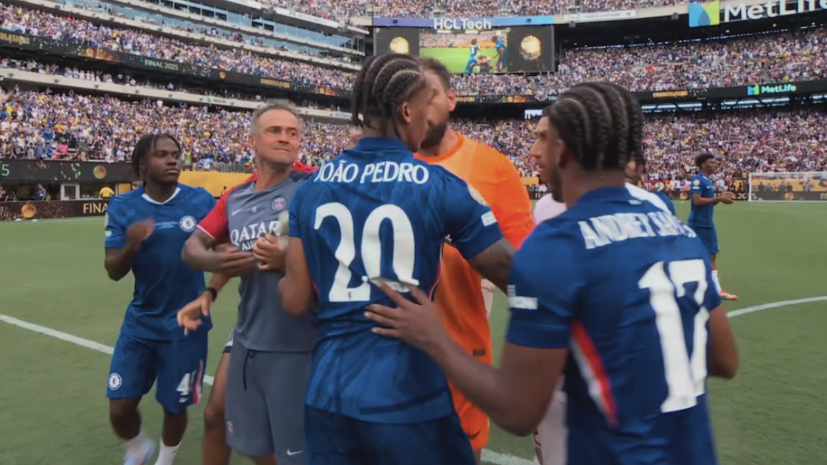 Luis Enrique golpea a João Pedro tras la final del Mundial de Clubes entre PSG y Chelsea.