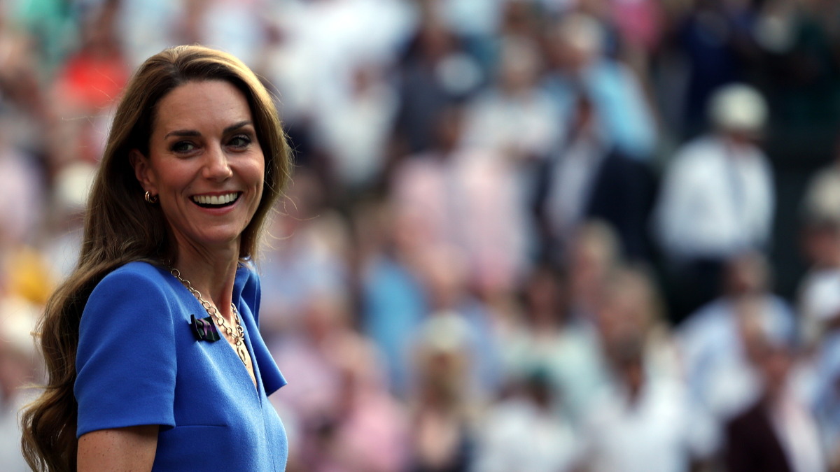 La princesa Kate antes de entregar el trofeo al italiano Jannik Sinner tras su victoria en la final individual masculina contra el español Carlos Alcaraz en el Campeonato de Wimbledon.