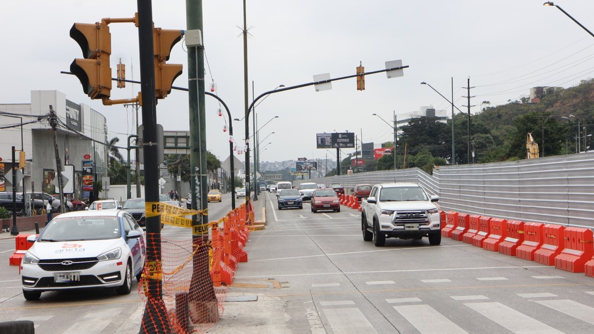 La construcción de los dos pasos a desnivel en la avenida del Bombero, en Los Ceibos, fue paralizada por disposición del Ministerio de Ambiente.