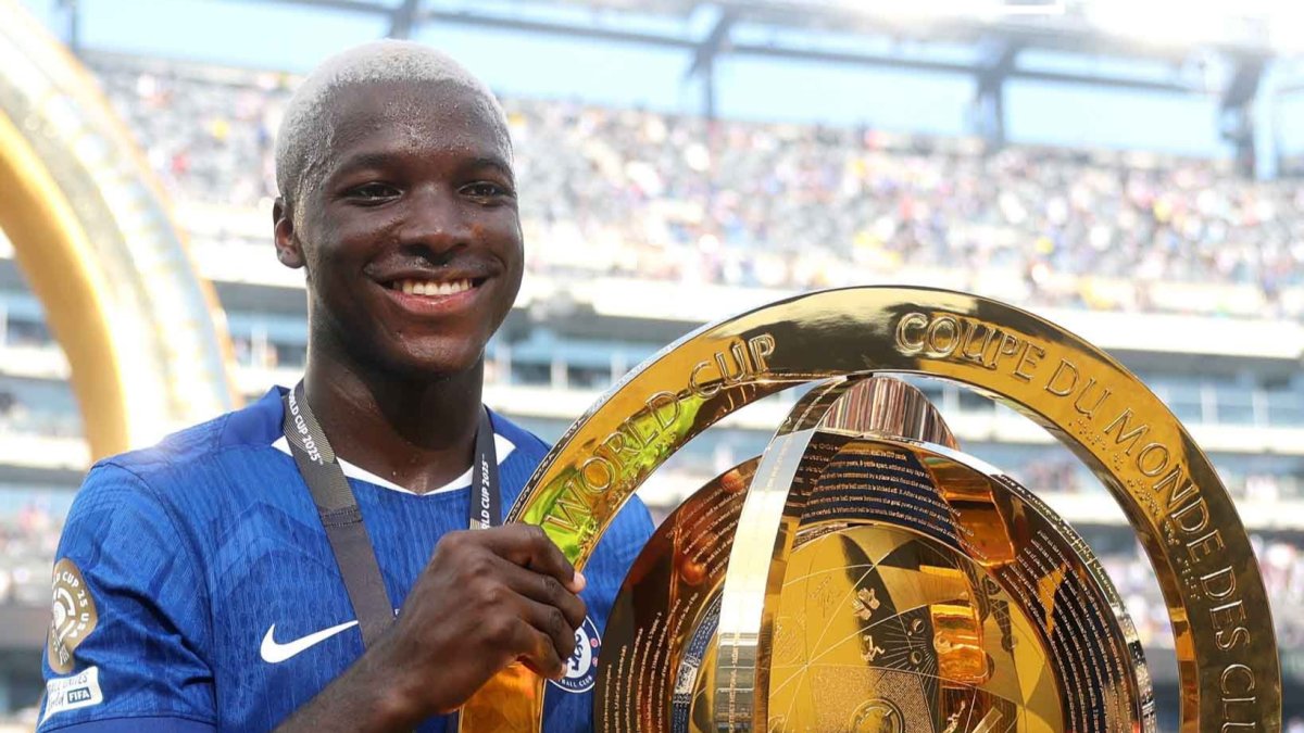 Moisés Caicedo levantó el trofeo del Mundial de Clubes 2025