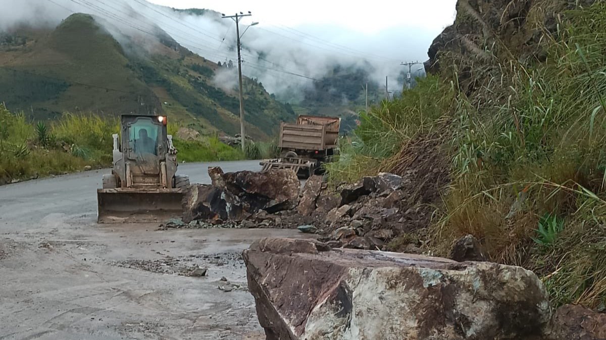 La vía Cuenca- Paute- Guarumales- Méndez registra algunas  o edades y en el kilómetro 61 está cerrado el paso por un socavón que afectó la mesa de rodadura.