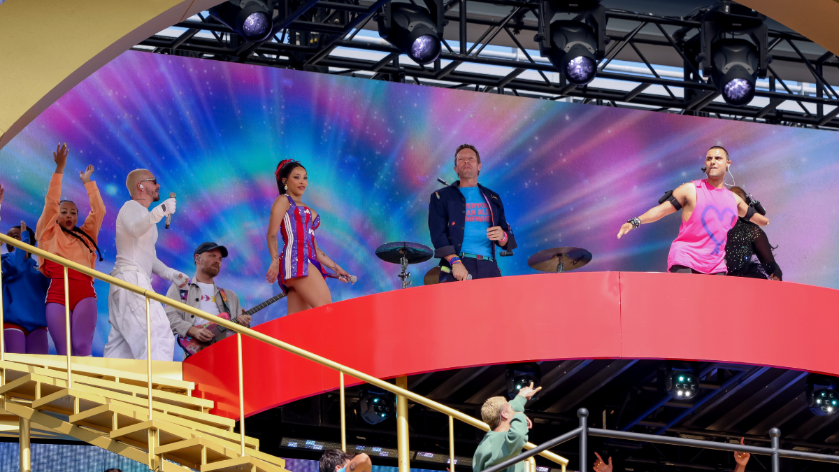 Emmanuel Kelly, Chris Martin de Coldplay, Doja Cat, J Balvin y Tems durante el show del medio tiempo de la final de la Copa Mundial de Clubes de la FIFA 2025.