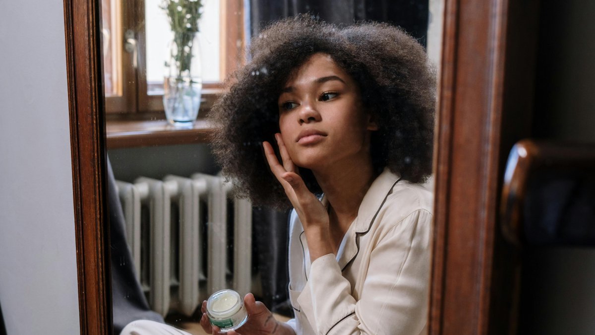 Referencial. ARCSA emitió este 14 de julio un comunicado en el que advierte a la ciudadanía sobre los riesgos para la salud asociados al uso de productos cosméticos.