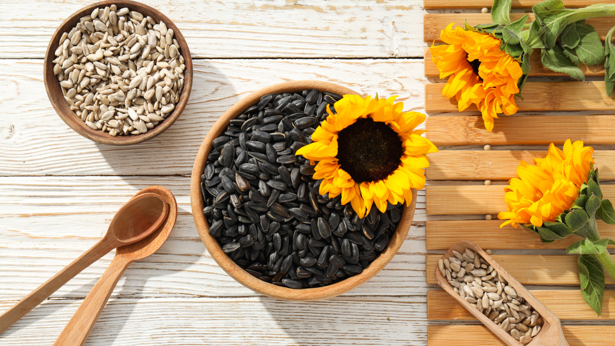 Semillas de girasol en su forma natural, listas para ser incorporadas a una dieta saludable que favorece el corazón, la piel y el metabolismo.