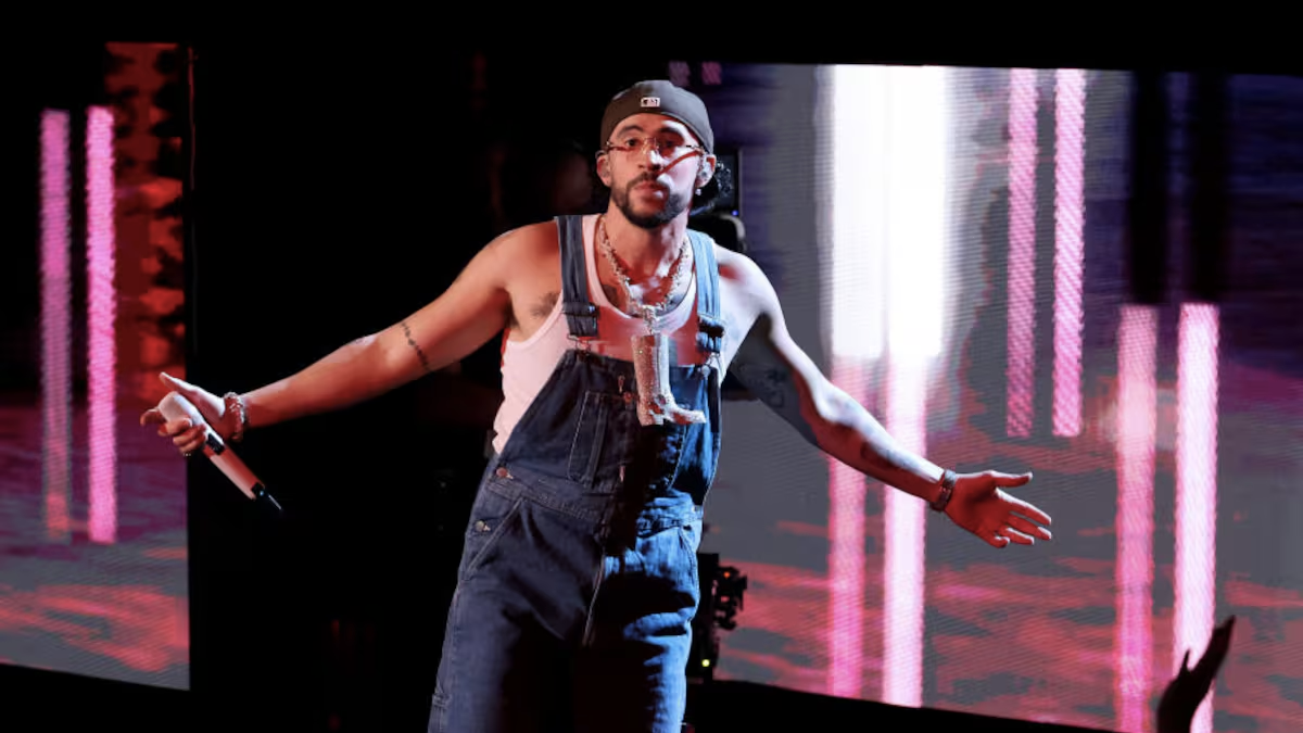 Bad Bunny durante su residencia No Me Quiero Ir De Aquí en el Coliseo de Puerto Rico, un espectáculo que fusiona música, cultura y orgullo nacional.