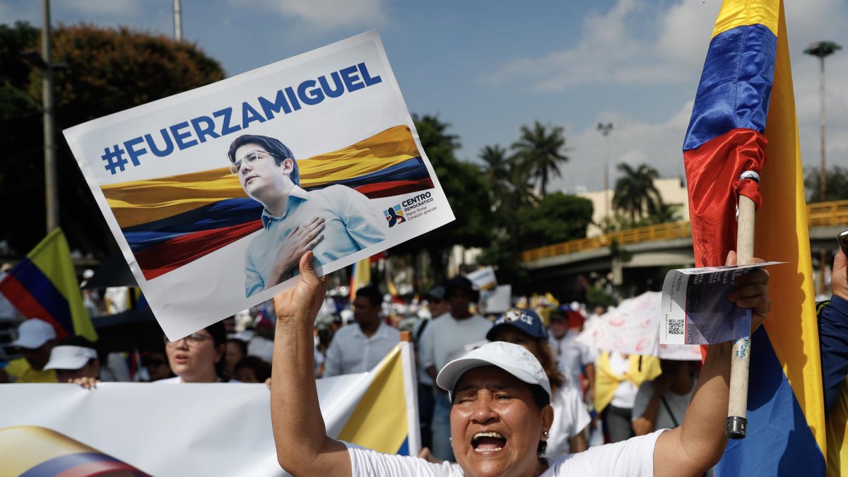 Fotografía de una movilización a favor del senador Miguel Uribe Turbay en Cali (Colombia).