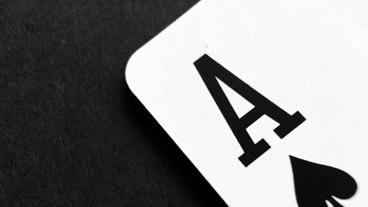 Estrategias como la rendición en Blackjack pueden marcar la diferencia en una partida bien jugada.