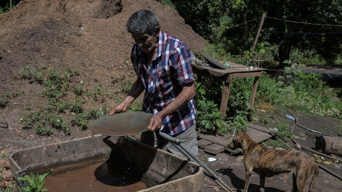Francisco Osorio trabaja en su mina en el distrito de Serra Pelada, en Curionopolis, estado de Pará, Brasil, el 22 de junio de 2025.