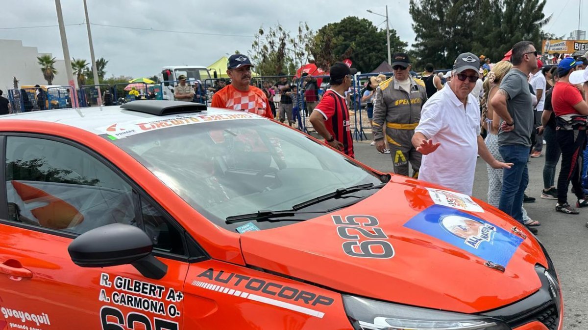 El bólido Clio # 625 de Roberto Gilbert, pilotado por Carmona.