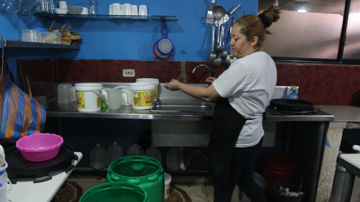 Los negocios no esperan el agua de los tanqueros y prefieren llevar el agua desde sus casas.