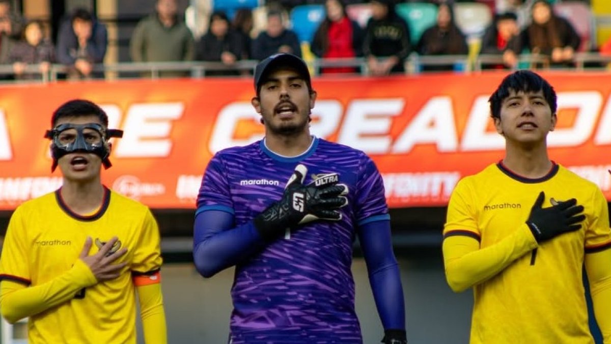 Alvarado luce su marca de guantes en el amistoso de las selecciones de creadores de contenido entre Chile vs. Ecuador, el pasado 28 de junio.