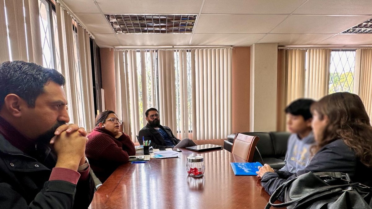 Joven que denunció abusos e irregularidades en su colegio se reunió con las autoridades del Ministerio de Educación en Cuenca.
