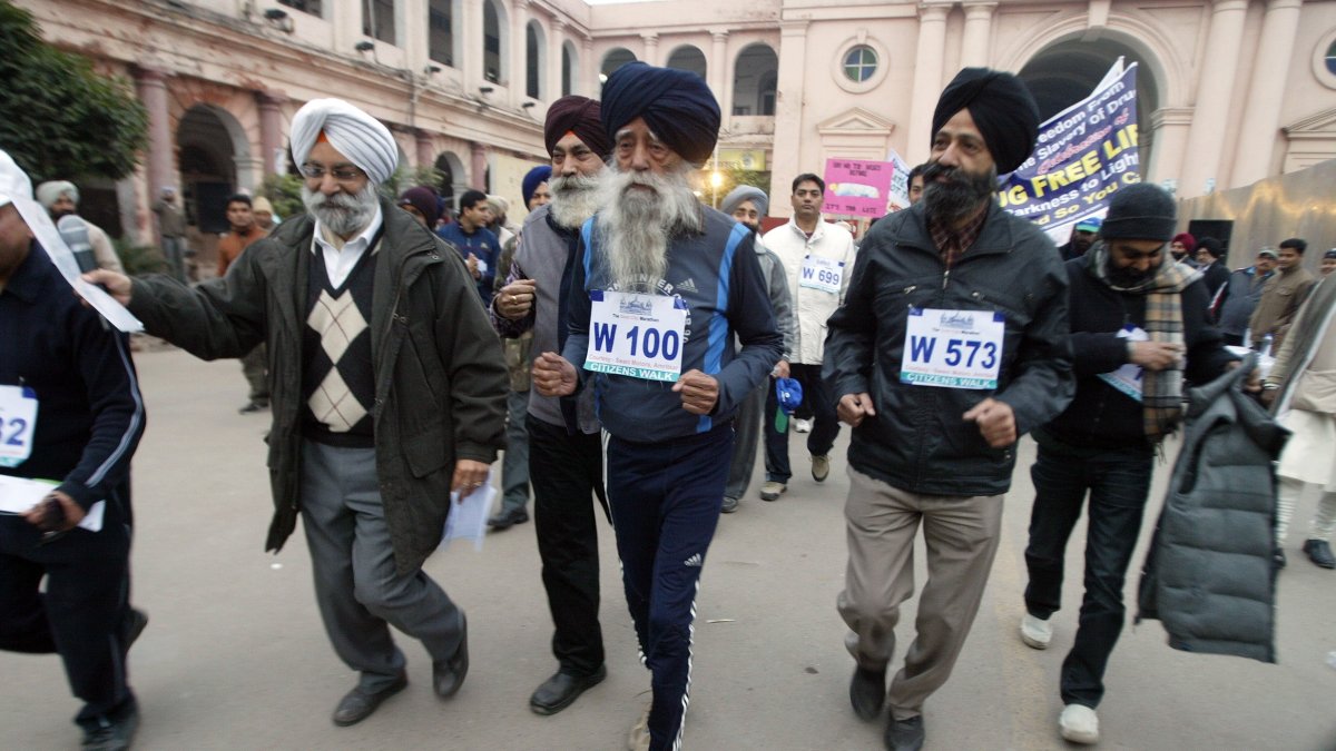 Fauja Singh (C), en su aldea natal al norte de la India, donde coincidentemente fue atropellado.