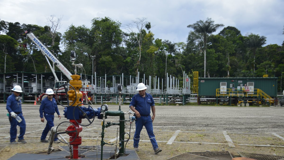 Trabajadores en una de las instalaciones de Petroecuador.