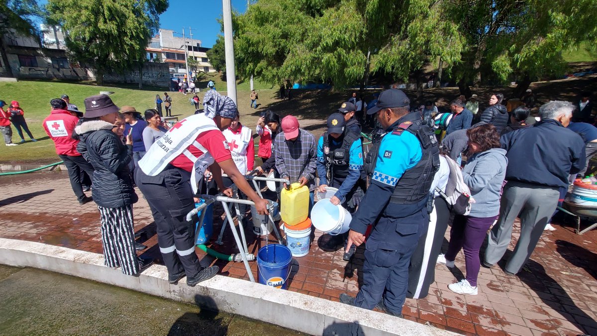 El Gobierno y la Cruz Roja instalan tres plantas portátiles para enfrentar la falta de agua en el sur de Quito.