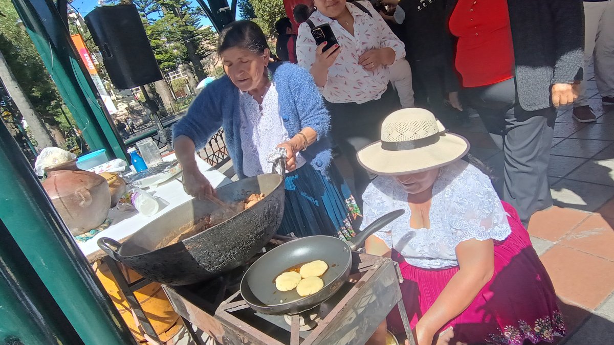 Doña Rosa Cusco preparará la tradicional fritada durante el festival que se desarrollará en el barrio Jesús del Gran Poder, en el norte de Cuenca.
