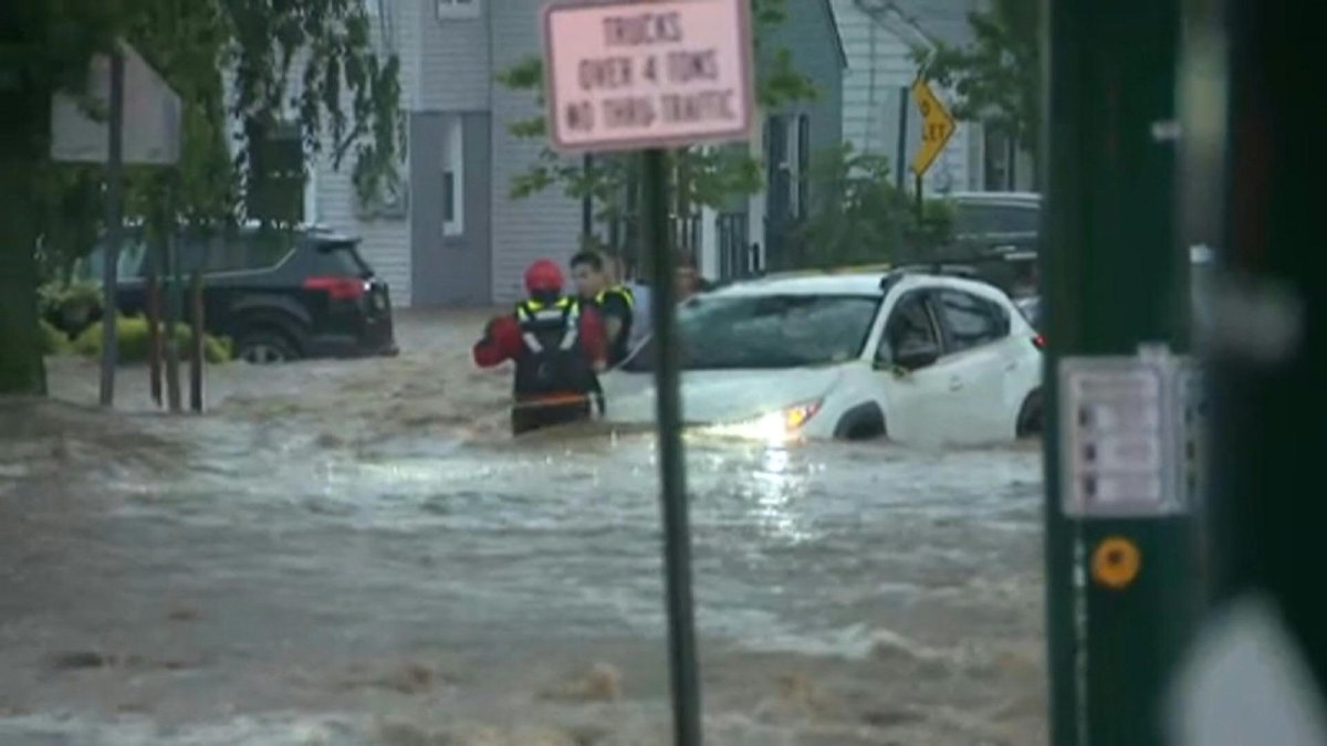 Equipos de emergencia rescatan a conductores varados mientras las aguas suben en Nueva Jersey.