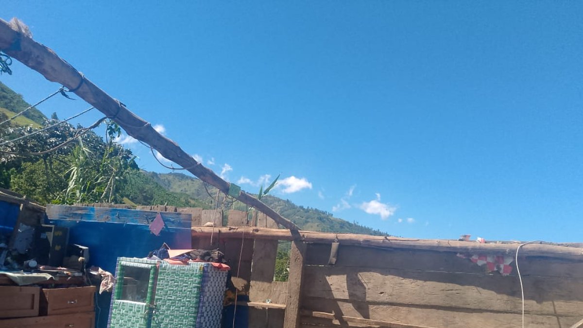 Los techos de las casas quedaron en el suelo, cerca de 40 casas son las afectadas.