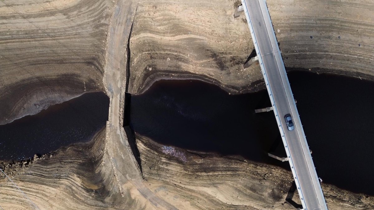 Fotografía aérea de un antiguo puente de caballería que quedó al descubierto por los bajos niveles de agua en el embalse Baitings de Ripponden, Reino Unido, 30 de junio de 2025
