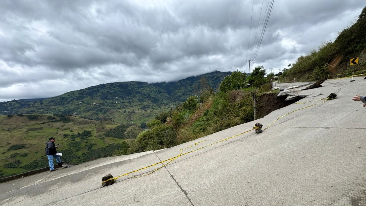 En el kilómetro 67 de la vía Cuenca- Paute- Guarumales- Méndez se registra un socavón que se llevó la mitad de la mesa de rodadura.