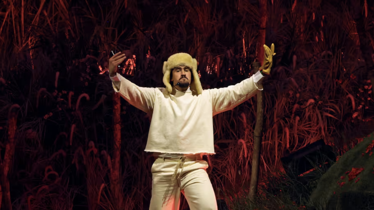 Bad Bunny interpreta Alambre de PúA en el Coliseo de Puerto Rico, fusionando ritmos tradicionales con reguetón en un homenaje a sus raíces culturales.