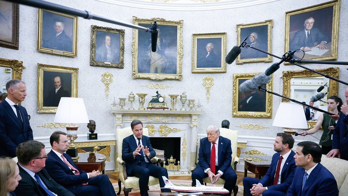 El presidente Donald Trump se reúne con el secretario general de la OTAN, Mark Rutte (3.ª izq.), en el Despacho Oval de la Casa Blanca el 14 de julio de 2025 en Washington.