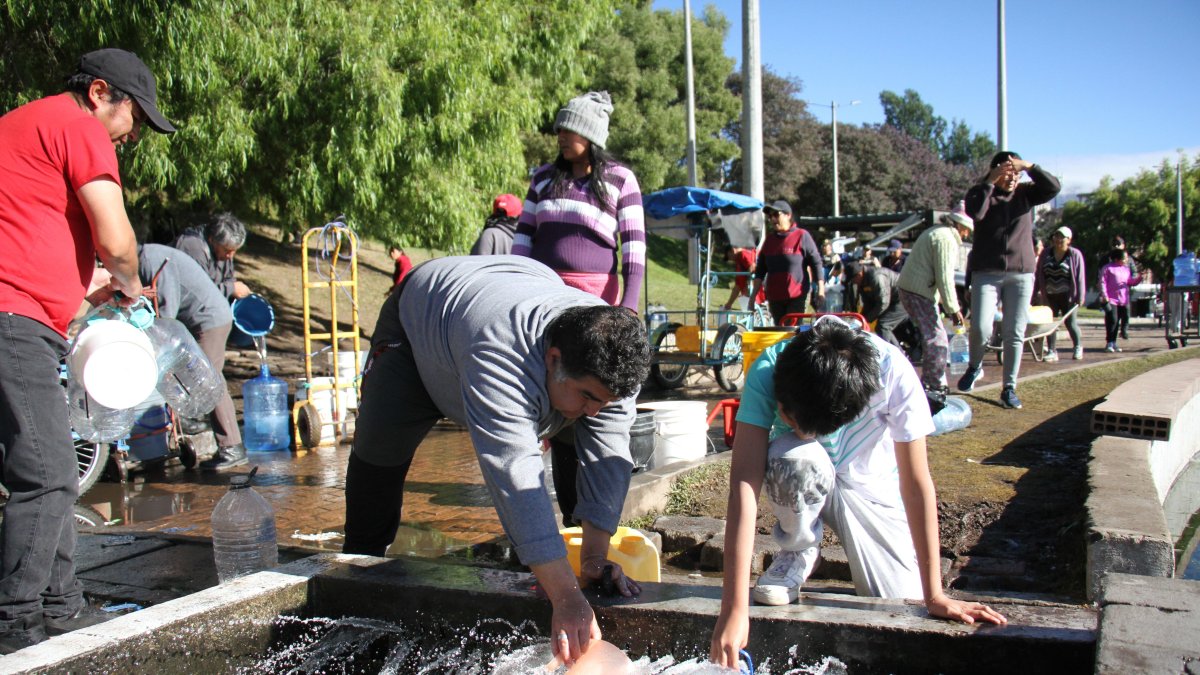 En el barrio Nueva Aurora se abastecen de agua por medio de una vertiente natural ubicado en el parque Nueva Aurora, sur de Quito.