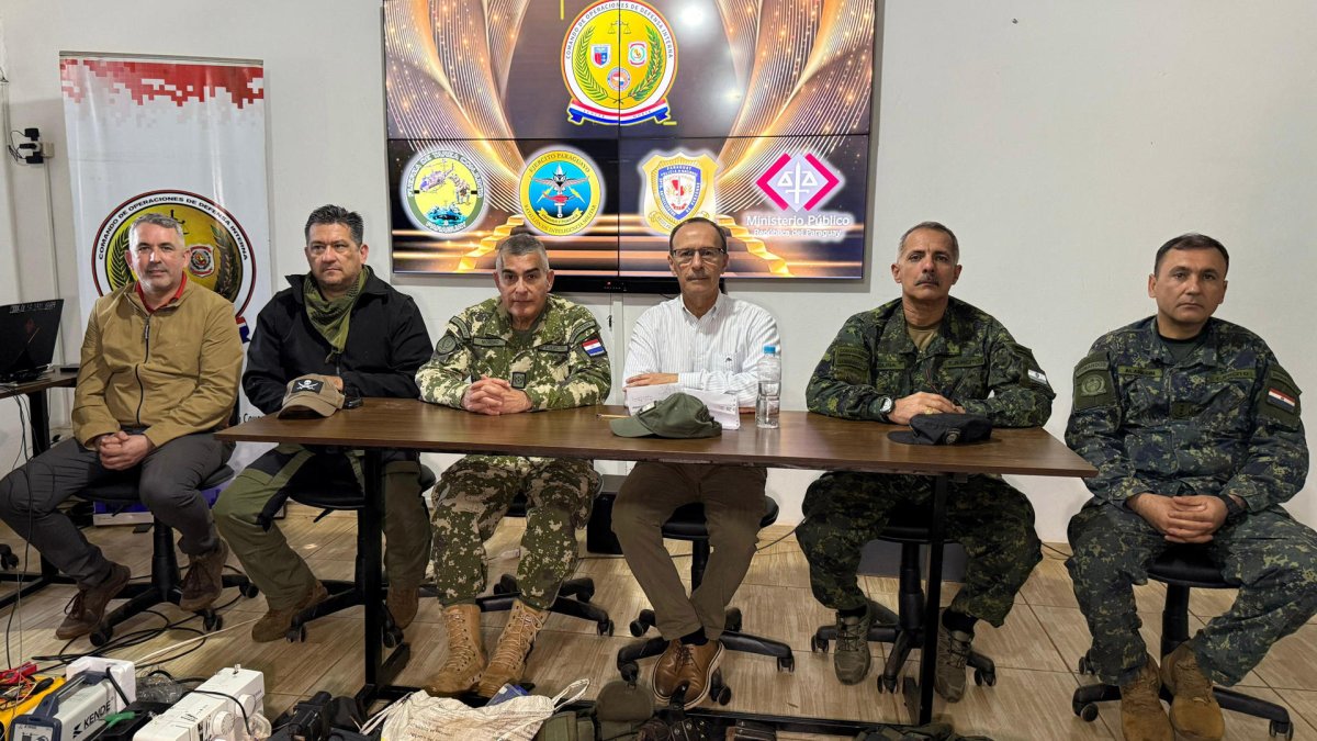 Altos mandos del Ejército y de la Policía de Paraguay en rueda de prensa este miércoles.