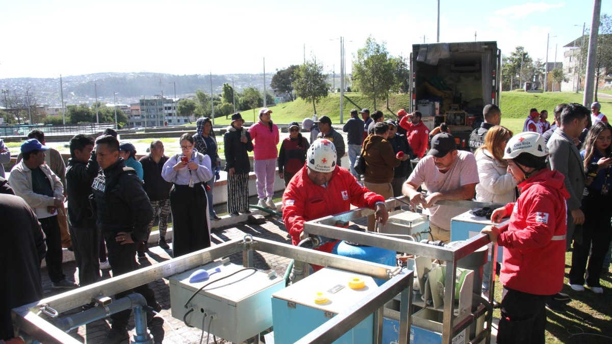 Medida. Personal de la Cruz Roja realizó pruebas de funcionamiento previo a la instalación de la planta potabilizadora de agua potable.