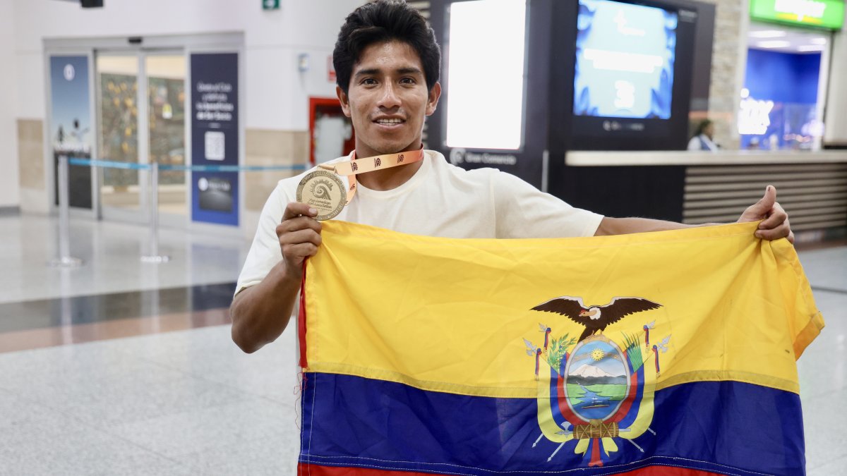 Álex Suárez a su llegada al país la noche del lunes 14 de julio, tras vencer en Guatemala.
