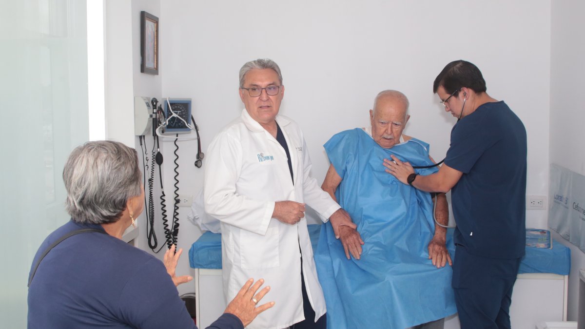 Atención. El médico Iván Chérrez recomienda que si el paciente ha tenido gripe pero mantiene la tos, se realice una oscilometría de impulso para que sea tratado rápido.