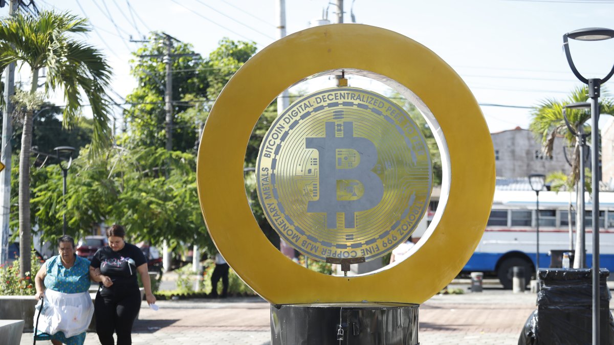 Un monumento a la criptomoneda bitcóin en una plaza de El Salvador.