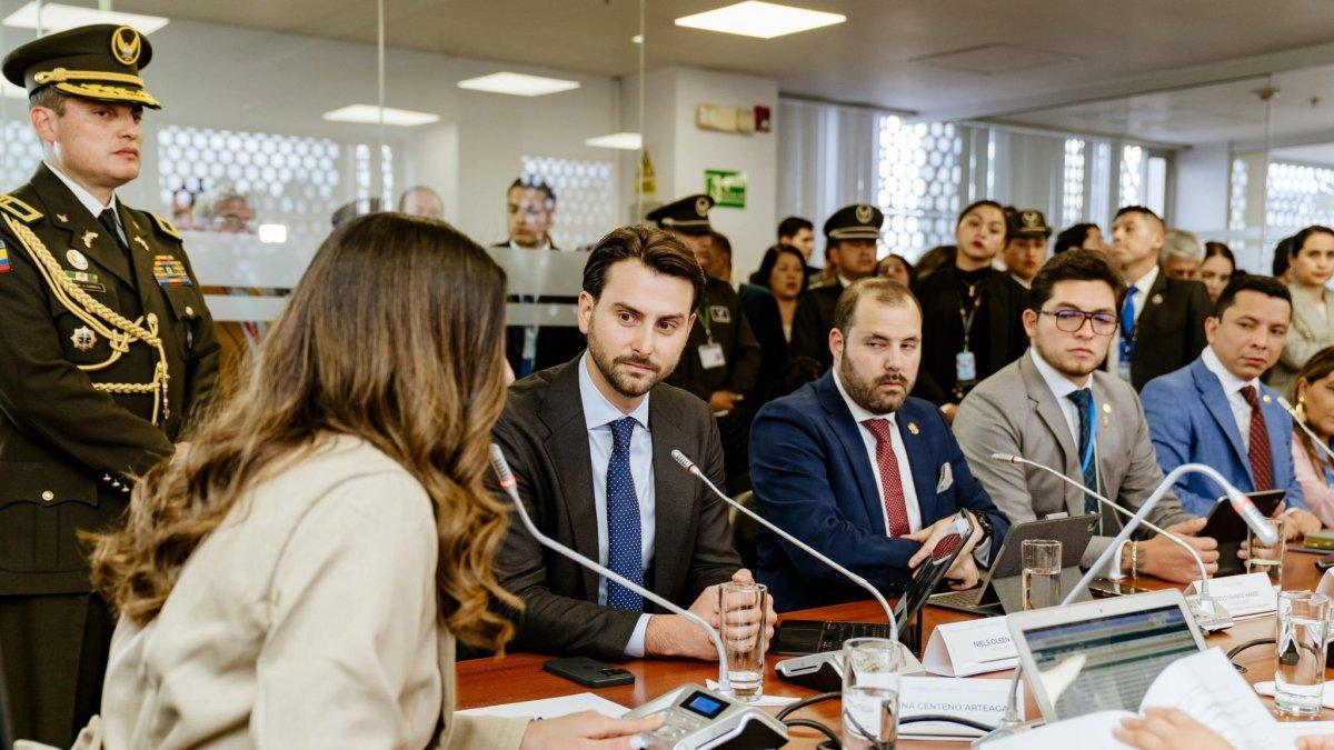 El presidente de la Asamblea, Niels Olsen (ADN), liberó la lista de funcionarios despedidos.