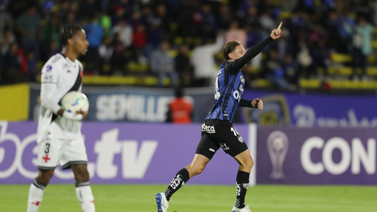 Mateo Carabajal (d) marcó el primer gol de Independiente del Valle sobre Vasco da Gama.