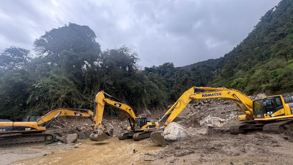 Maquinaria trabaja entre lodo y escombros para reabrir vías bloqueadas por los deslaves