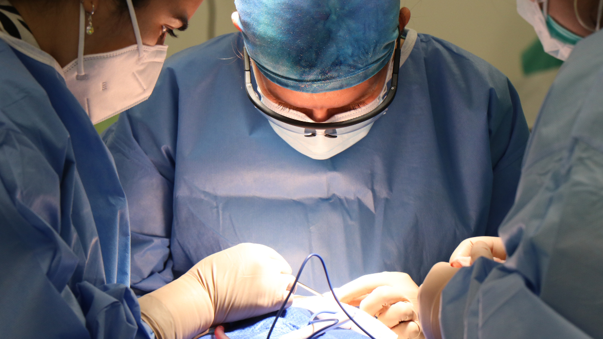 La paciente permaneció despierta durante la operación para calibrar con precisión la estimulación cerebral.