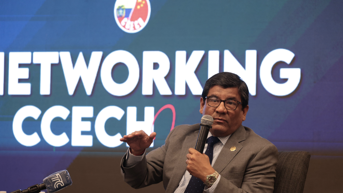 El ministro de Producción, Luis Alberto Jaramillo en un diálogo con exportadores en Guayaquil.