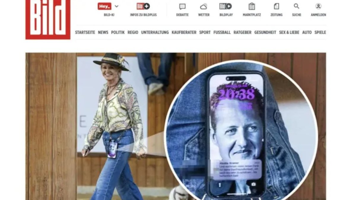 Corinna Schumacher, esposa de Michael, dejó ver en el protector de pantalla de su celular una foto de su esposo.