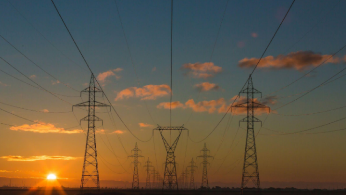 El uso masivo de inteligencia artificial depende de centros de datos con alto consumo energético.