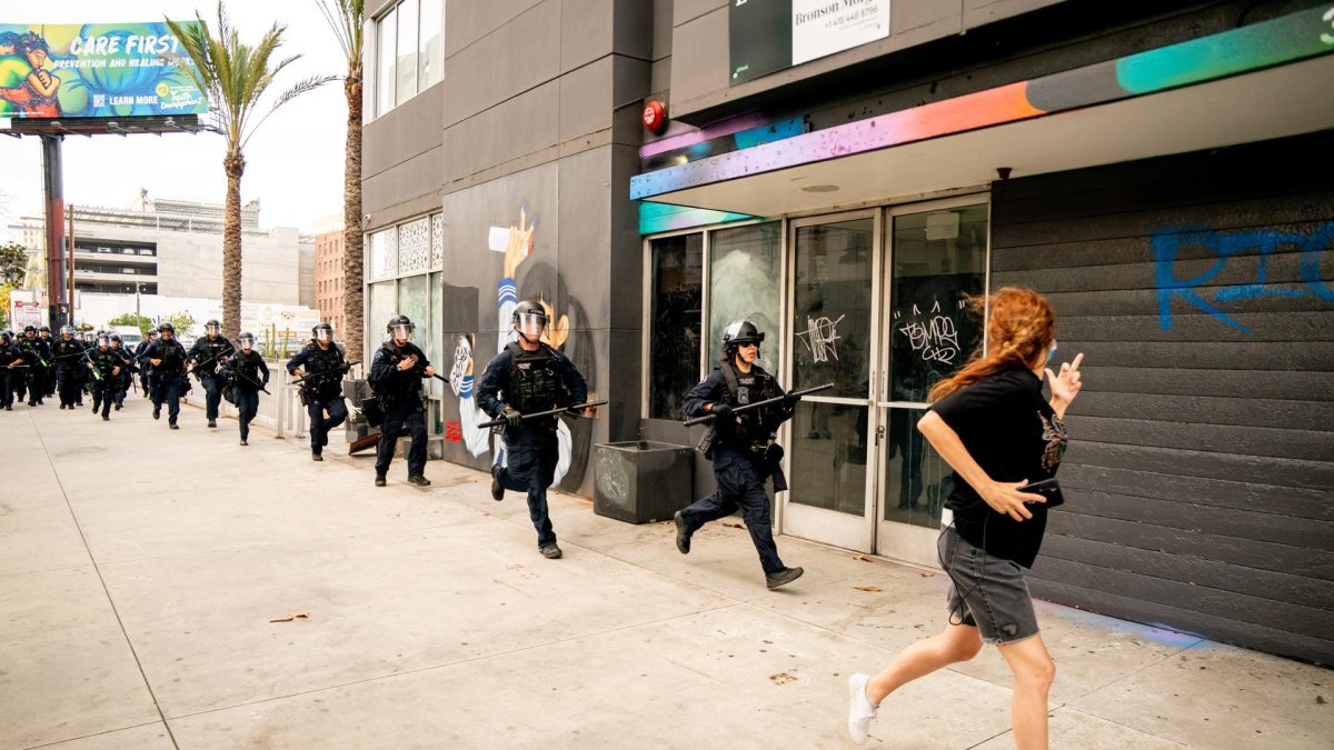 Los manifestantes huyen de las fuerzas del orden durante una protesta llamada 