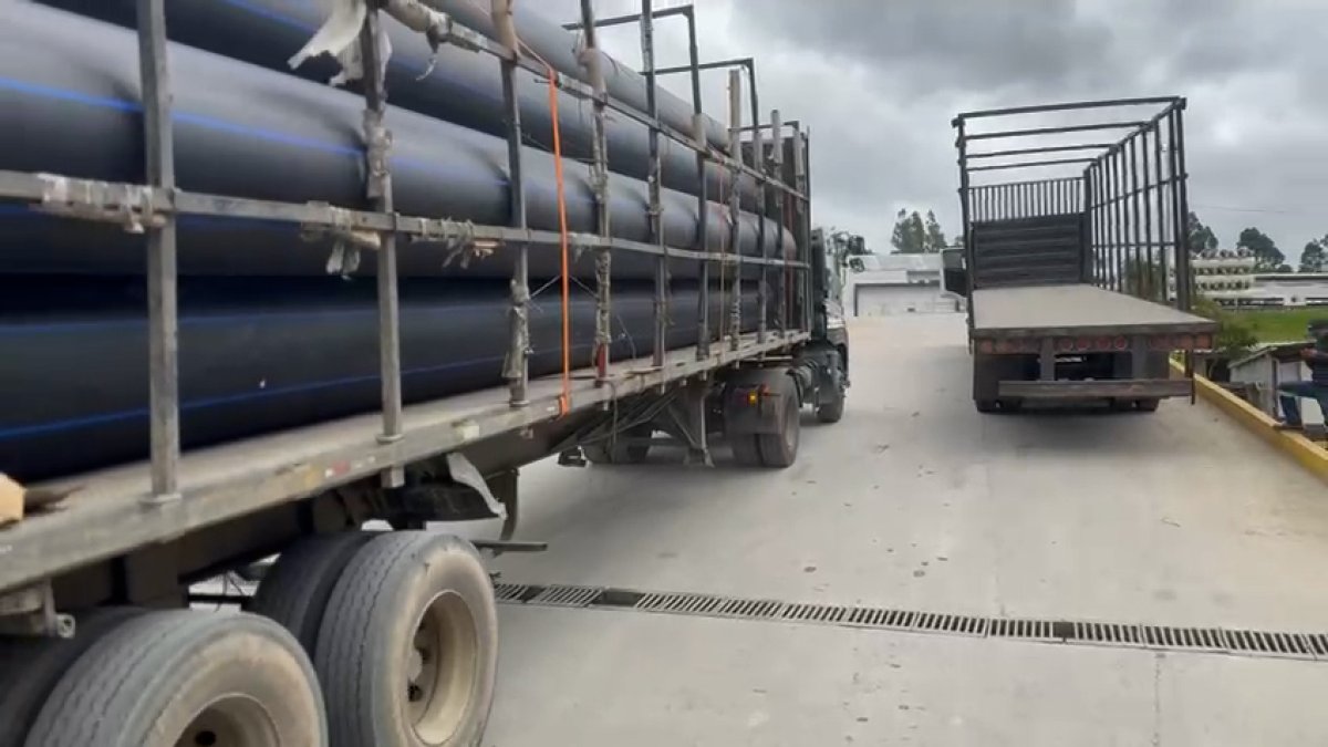 El material de la tubería es de polietileno de alta densidad (PEAD).