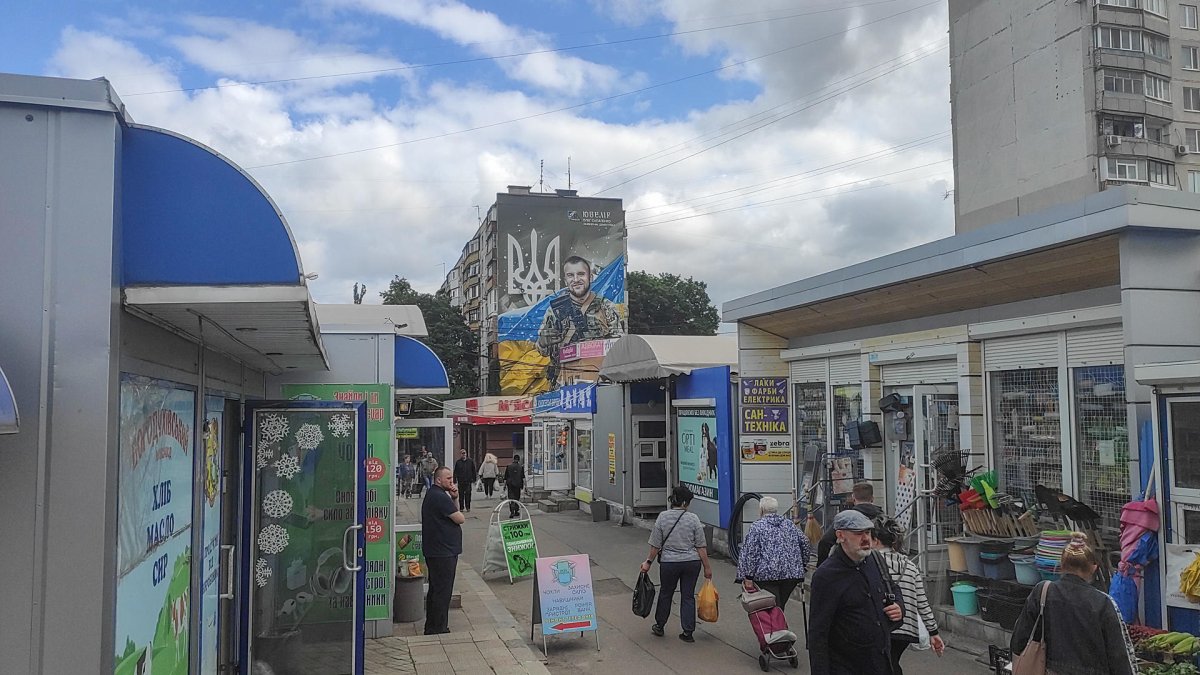 En la imagen un mural en honor a un soldado ucraniano caído en la ciudad de Járkov.