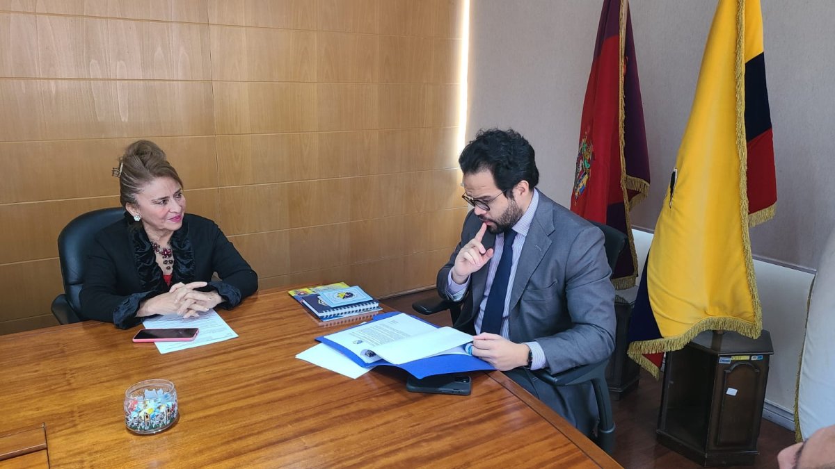 La Confederación de Jubilados entregó cinco propuestas al titular del IESS en una reunión en el edificio Zarzuela en Quito.