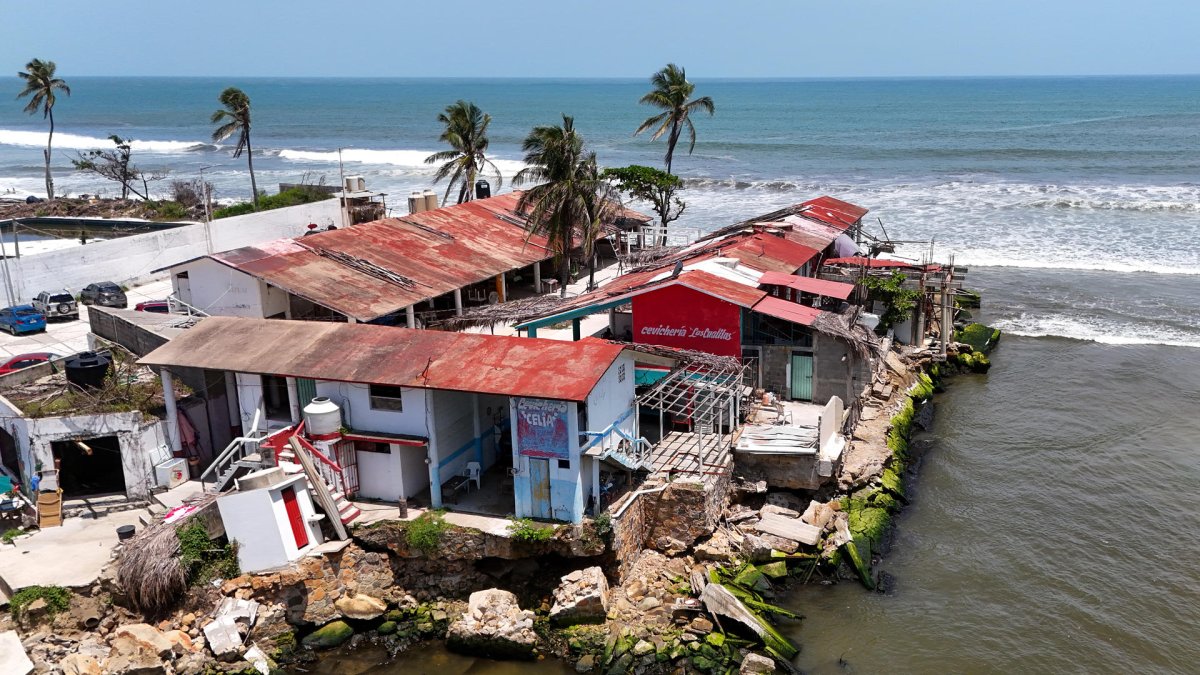 Fotografía aérea de una zona turística afectada tras el paso del huracán Erick, este lunes 14 de julio de 2025, en Acapulco (México).