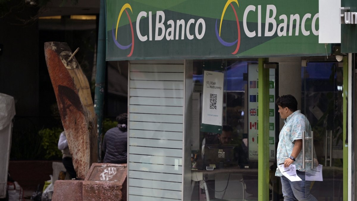 Una persona sale de una sucursal de CIBanco en la Ciudad de México el 25 de junio de 2025.