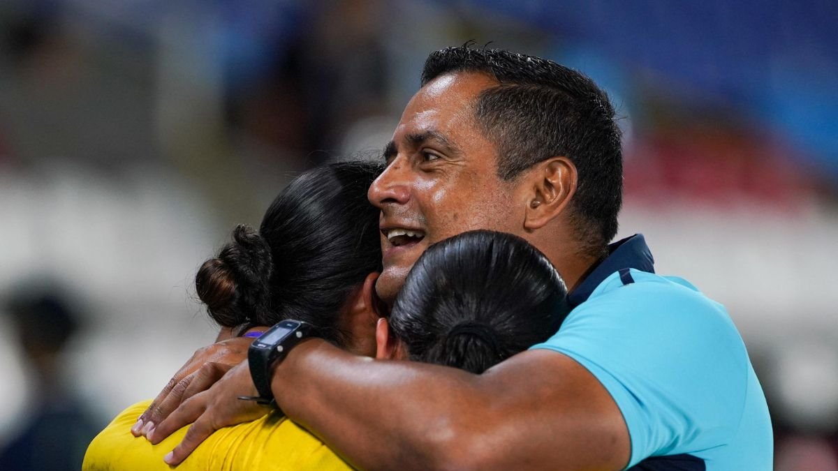 íctor Idrobo entrenador de la selección femenina de Ecuador sub 17.