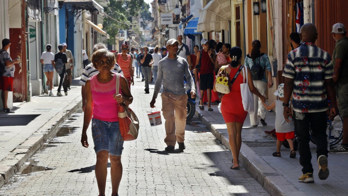 Personas caminan por una calle de La Habana (Cuba)