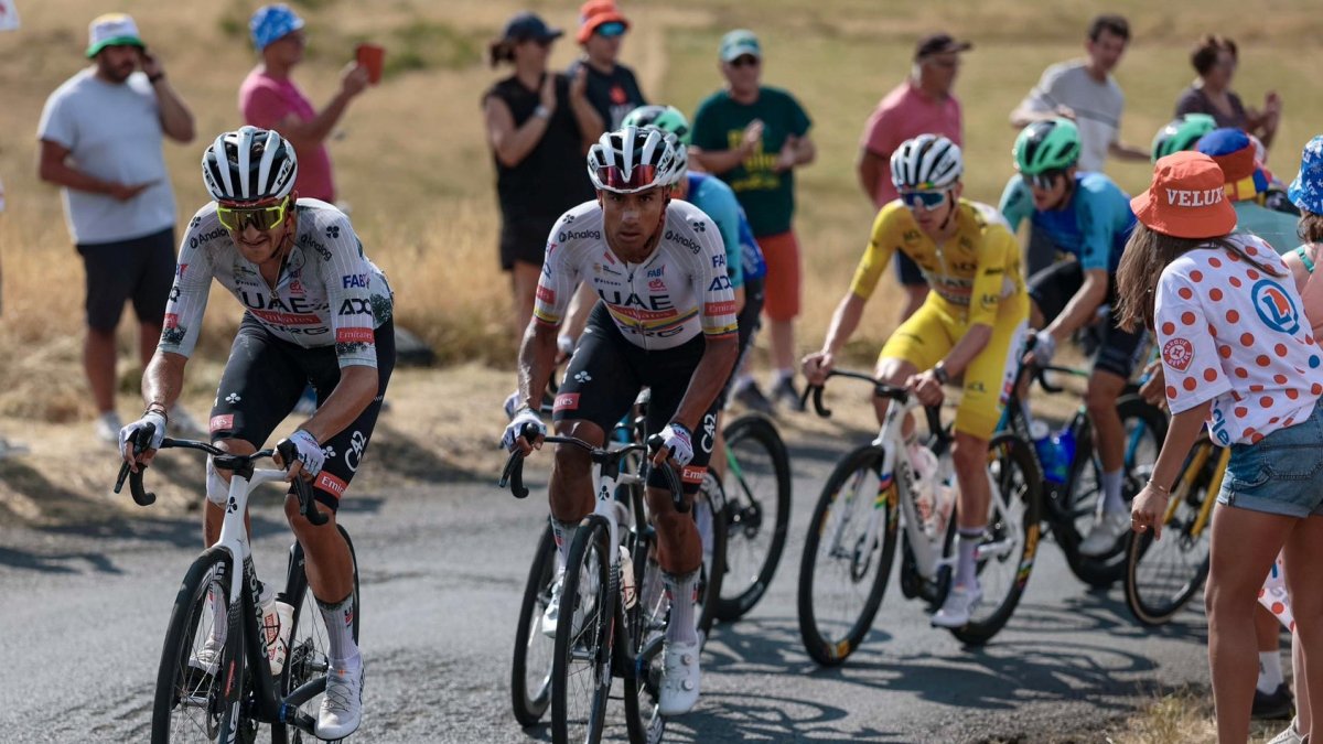 Jhonatan Narváez (c) es el principal apoyo de Tadej Pogacar (d).