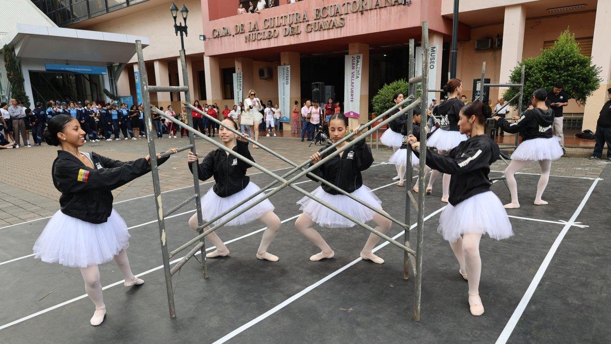 La Casa de la Cultura de Guayas organiza eventos en la plaza que está junto a la sede de la institución, en 9 de Octubre entre Pedro Moncayo y Quito.