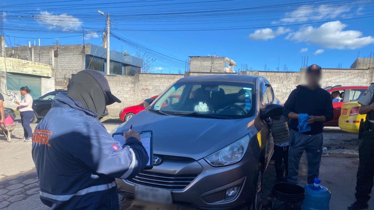 Inspectores de la AMC sorprendieron a un ciudadano lavando su auto con agua destinada al consumo humano.